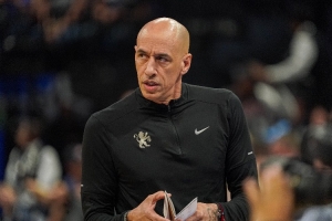 三連?。踔鲙洠和ㄍ晒Φ牡缆飞蠞M是坑洞 而且永遠(yuǎn)都在施工