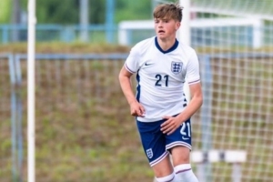 記者：紐卡擊敗曼聯(lián)等隊，將以37.5萬鎊+獎金簽約15歲神童中衛(wèi)