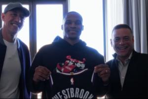 18賽季穿18號(hào)！威斯布魯克與國王曬出簽約視頻&球衣合影