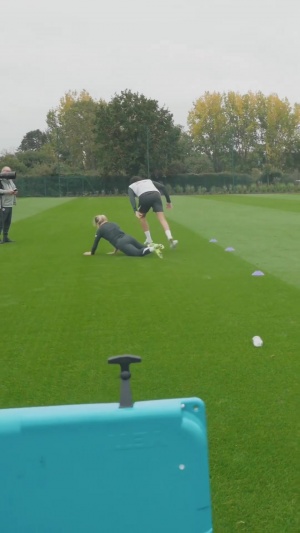 憐香惜玉?迭戈-科斯塔訓(xùn)練賽撞飛女足球員，特里直呼黃牌黃牌