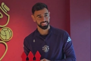 當(dāng)選曼聯(lián)9月最佳！B費在曼聯(lián)基地領(lǐng)取了隊內(nèi)最佳獎