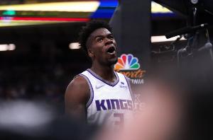 國王記者：球隊已裁掉特倫斯-戴維斯 陣容名單縮減至18人