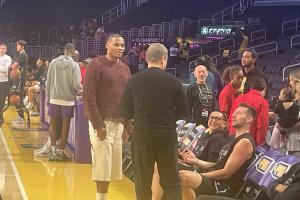 國(guó)王新援！威少到場(chǎng)觀戰(zhàn) 與湖人助教布魯克斯開(kāi)心交流