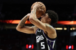 身手全面！24號(hào)秀克利福德12中5拿下13分5板7助1斷