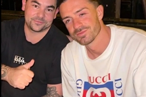 本性難改？格拉利什度假喝到雙眼迷離??在酒吧與女粉絲親切耳語