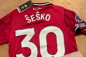 曼聯(lián)球迷新買球衣印字符號錯誤，舍什科向其贈送一件簽名球衣