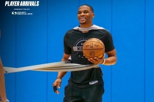 新援就位！威少現(xiàn)身薩克拉門(mén)托訓(xùn)練館 國(guó)王生涯新篇章開(kāi)啟