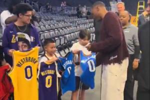 ??威少給小球迷的球衣簽名 簽了雷霆和火箭的唯獨(dú)略過了湖人的