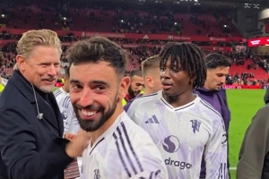 舒梅切爾賽后與拉門斯擁抱，祝賀曼聯(lián)球員雙紅會(huì)取勝