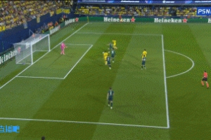 別扒拉我??佩佩沖撞多納魯馬，多納魯馬揪其衣領摸他頭被推開