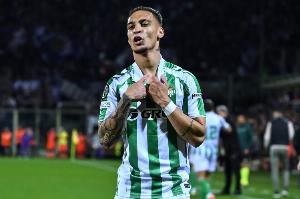 記者：因主隊(duì)球迷向安東尼投擲瓶子，比利亞雷亞爾將被處以罰款