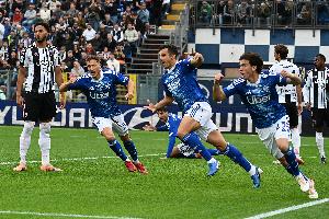 衛(wèi)報(bào)：巴薩與黃潛的海外賽被取消后，米蘭與科莫的海外比賽或泡湯