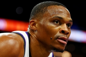 國王隊(duì)首秀！威少18分鐘8中2拿到6分6板 三分2中0