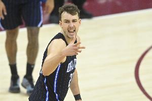 難救主！小瓦格納17中10砍全隊(duì)最高27分外加6板 罰球6中5