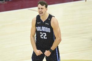 外線差距大！半場(chǎng)老鷹三分14投僅2中 魔術(shù)三分17中7