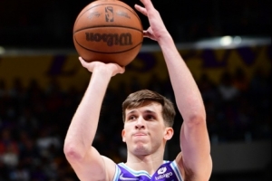 湖記：造犯規(guī)能力是湖人的一大優(yōu)勢 我預(yù)計這個趨勢還會延續(xù)下去