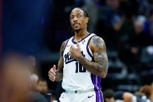 快給整哭了！德羅贊苦笑搖頭：22罰……罰球……罰球 后直接離席