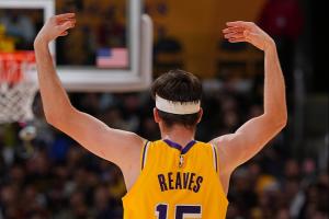 差得有點(diǎn)多啊！湖人4節(jié)罰了46球 國王僅18罰