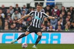 埃迪-豪談紐卡傷?。翰┨芈蛱鞗]訓(xùn)練，霍爾無法出戰(zhàn)熱刺