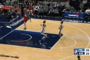 攻防建功！惠特摩爾搶斷反擊一條龍 起飛單臂暴扣