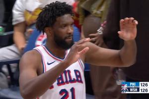 致敬前隊友！恩比德末節(jié)坐在板凳上看隊友追回16分拖進加時！