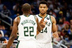 字母哥：米德爾頓被交易后感覺很詭異 此前每場比賽他都在我身邊