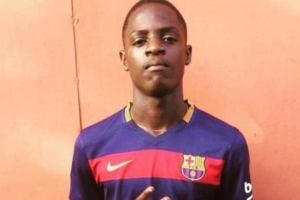 世體：艾永對巴薩頗具好感，五年前曾在家鄉(xiāng)穿著巴薩球衣拍照留念