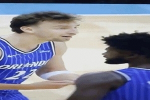 白人問號(hào)臉！小瓦被吹回場(chǎng)違例但明顯沒踩線 軸心腳移動(dòng)該吹走步