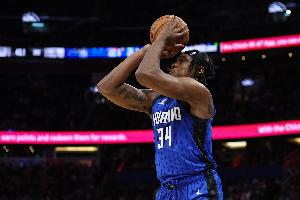 效率很高！小卡特半場(chǎng)8中6貢獻(xiàn)14分7板 三分2中2