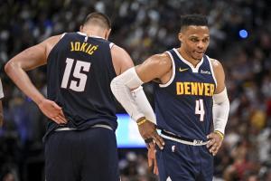 掘金播放視頻感謝致敬威少！威少拍胸?fù)]手致意 全場球迷起立歡呼