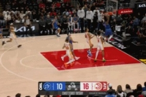 一馬當(dāng)先！班凱羅轉(zhuǎn)換反擊 歐洲步晃過防守雙手掛筐暴扣