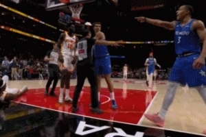 輸急眼了？貝恩大動作拉倒奧孔武還拿球砸人 被吹一級惡犯+1T驅(qū)逐