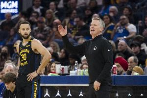 科爾：不在乎醫(yī)生怎么說 我現(xiàn)在就做決定 庫(kù)里明天將不會(huì)出戰(zhàn)國(guó)王