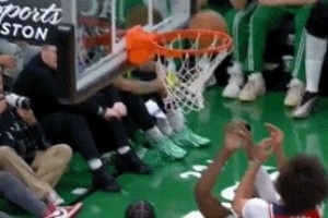 誰(shuí)碰進(jìn)的這是？布朗籃下被帽與對(duì)手爭(zhēng)籃板球直接進(jìn)筐