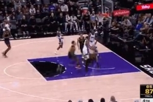 再次挑戰(zhàn)成功！蒙克反擊撞翻理查德被吹進(jìn)攻犯規(guī)&國(guó)王挑戰(zhàn)改阻擋