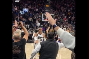 23分16板10助！威少轉(zhuǎn)發(fā)和球迷慶祝圖并配經(jīng)典名言：Why not？！