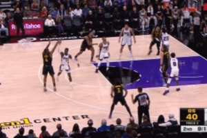 這球“傳”得舒服！威少搶籃板將球拍出 穆迪撿漏三分穩(wěn)穩(wěn)命中