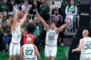 綠軍薄弱的內(nèi)線！巴格利順下迎著多人防守拉桿打成2+1