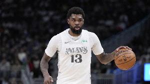 幸無大礙！馬紹爾搶板被夾擊受傷倒地 被攙扶離場治療后迅速回歸