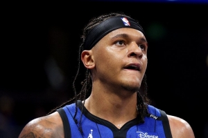 好像在摸魚(yú)？班凱羅半場(chǎng)5中3&三分1中0得7分3板2助 有3次失誤