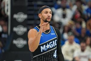 一條龍表演！薩格斯搶斷懷特橫傳 反擊上演大力劈扣