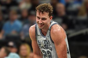 媒體人：魔術(shù)這個(gè)進(jìn)攻水平 雙子星就半場(chǎng)陣地硬懟 不停身體對(duì)抗