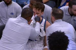 小瓦格納爭(zhēng)搶籃板被卡馬拉肘到鼻子 血流不止下場(chǎng)接受治療