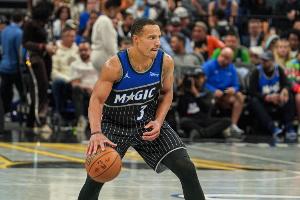 還是沒(méi)三分？貝恩半場(chǎng)8中3&三分4中0得到7分 出現(xiàn)2次失誤