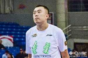 媒體人：大韓腿部遭遇傷勢 他今天賽前根據(jù)身體狀況決定是否出戰(zhàn)