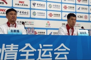 杜潤旺：去杜鋒指導(dǎo)房間開會 看見他床頭放了很多藥 確實(shí)很不容易