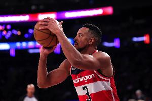 迅速調(diào)整！麥科勒姆第三節(jié)6中5獨(dú)得14分 上半場(chǎng)僅6中1