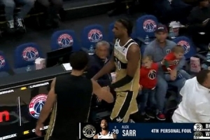 冒失！薩爾再被吹防守犯規(guī) 半場沒打完已經(jīng)4犯在身