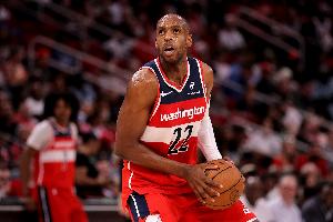 還有油！米德爾頓10中6得到13分6板2助1帽 末節(jié)5中4得9分