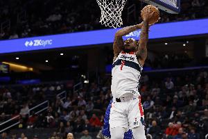 是有天賦的！惠特摩爾中路切入滑翔劈扣打成2+1